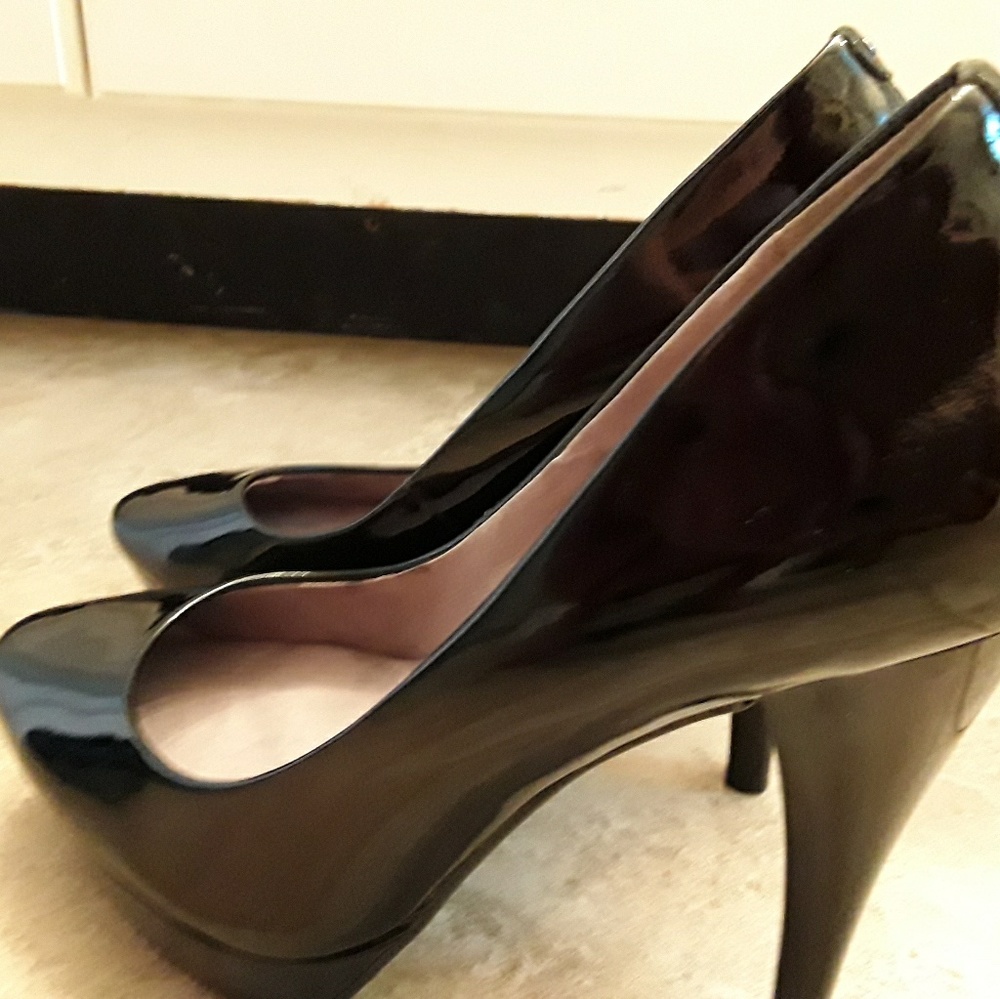 Kenneth Cole Black Patent Platform Pumps